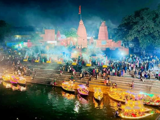 संपूर्ण विधि विधान से मंत्रोच्चारों के बीच हुई खारुन गंगा आरती ने समस्त दर्शनार्थियों का मन मोह लिया।